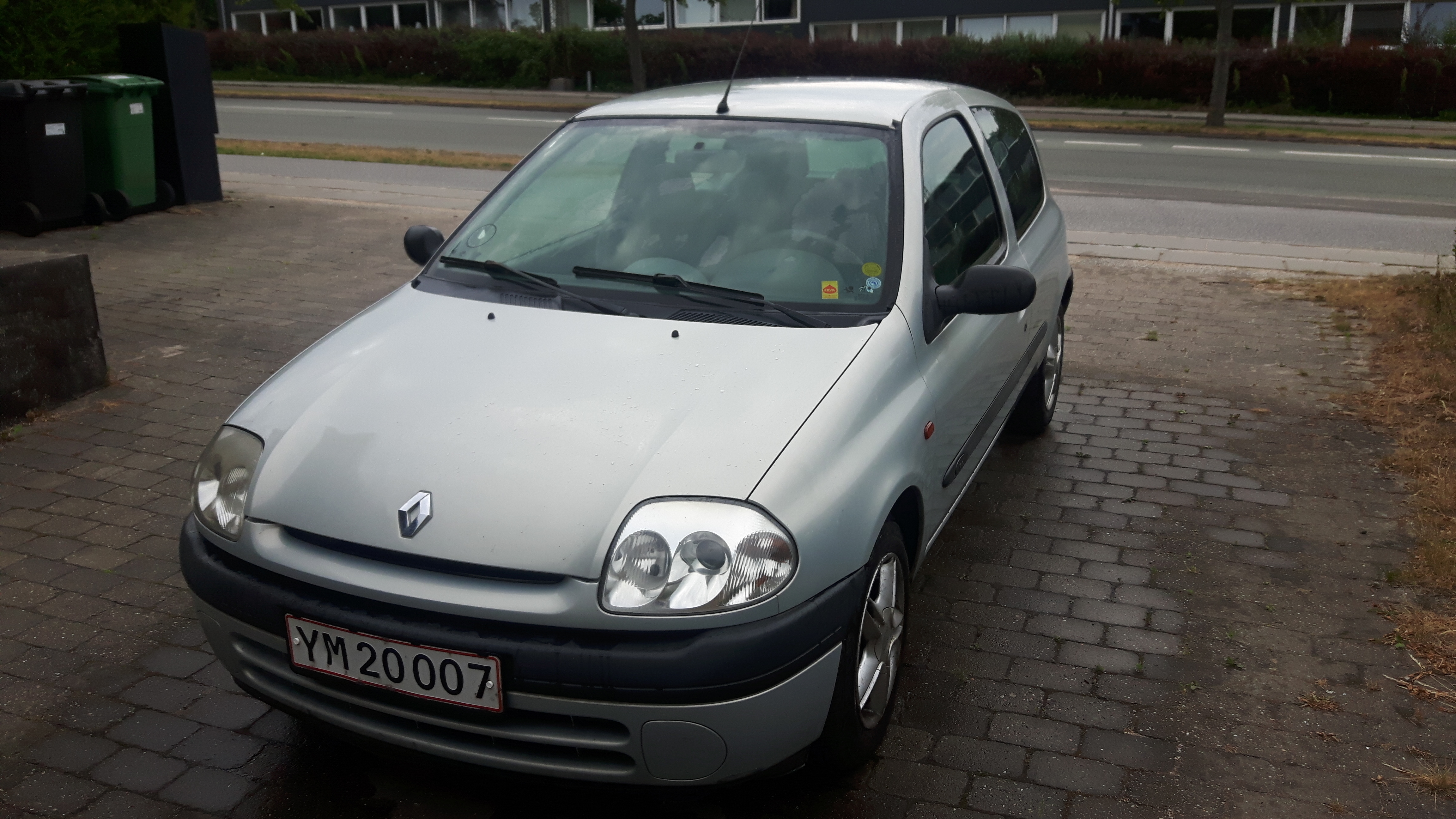 Grå Renault Clio fra 2001
