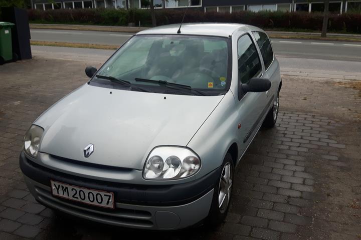 Grå Renault Clio fra 2001