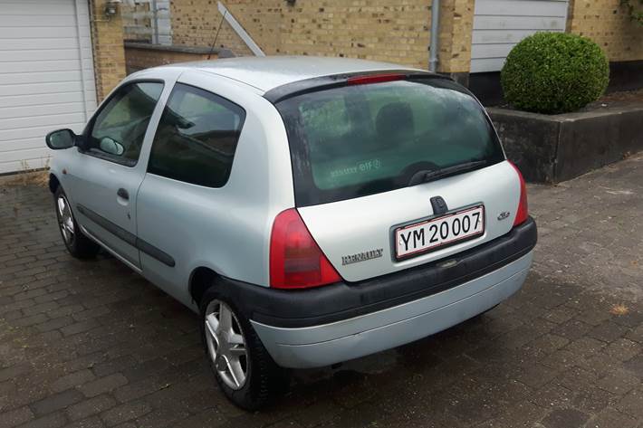Grå Renault Clio fra 2001