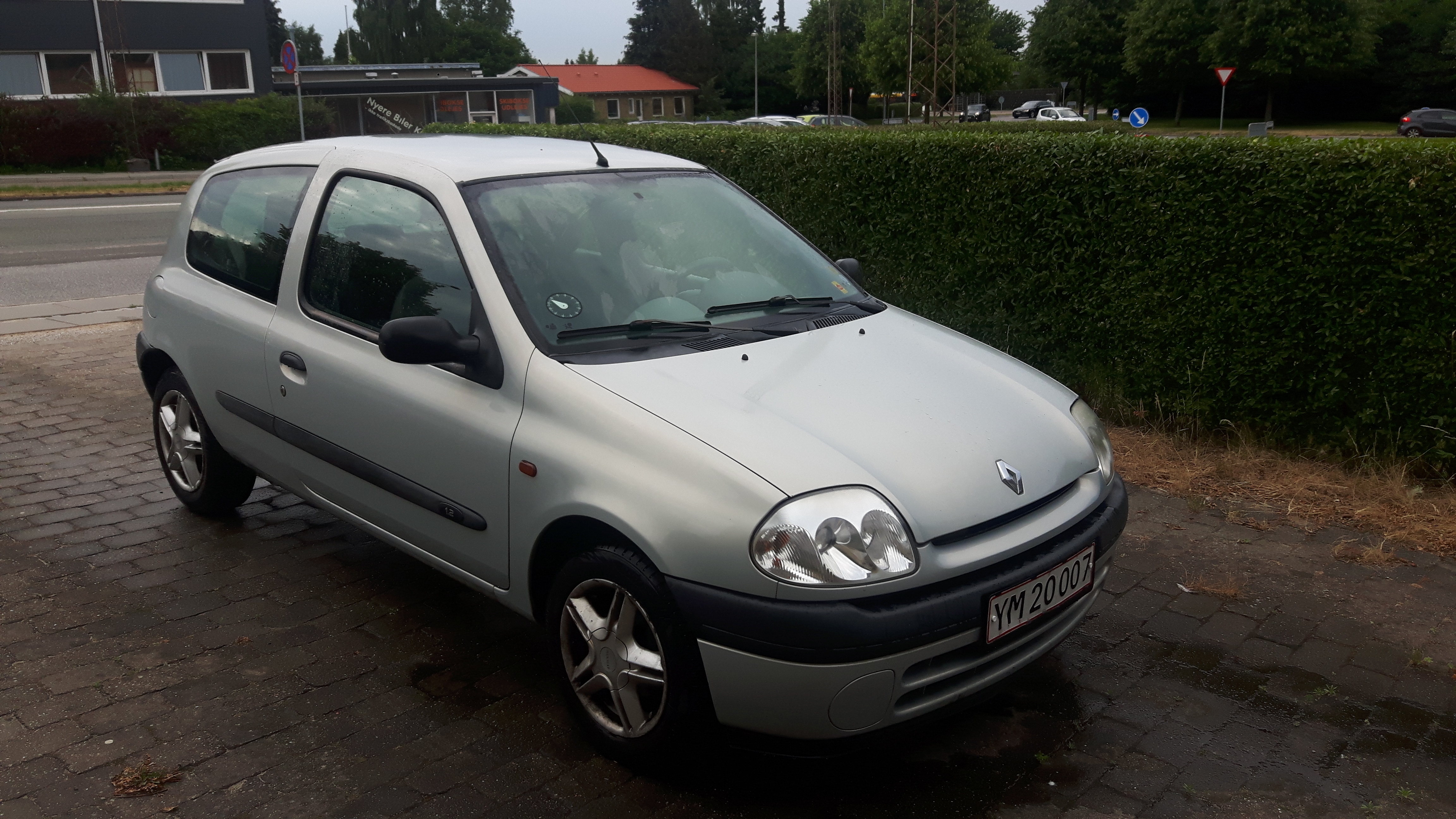 Grå Renault Clio fra 2001