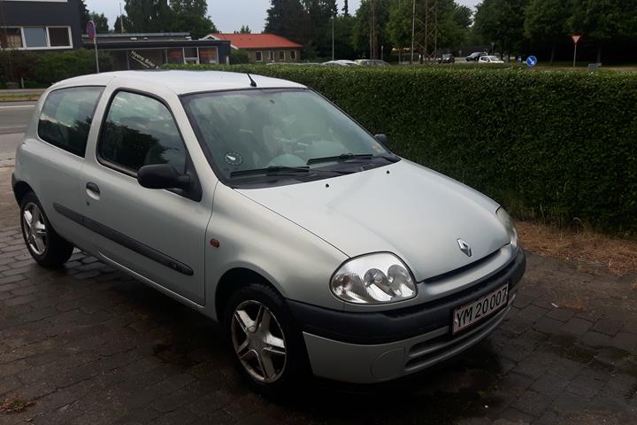Grå Renault Clio fra 2001