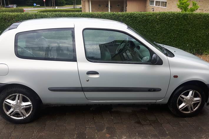 Grå Renault Clio fra 2001