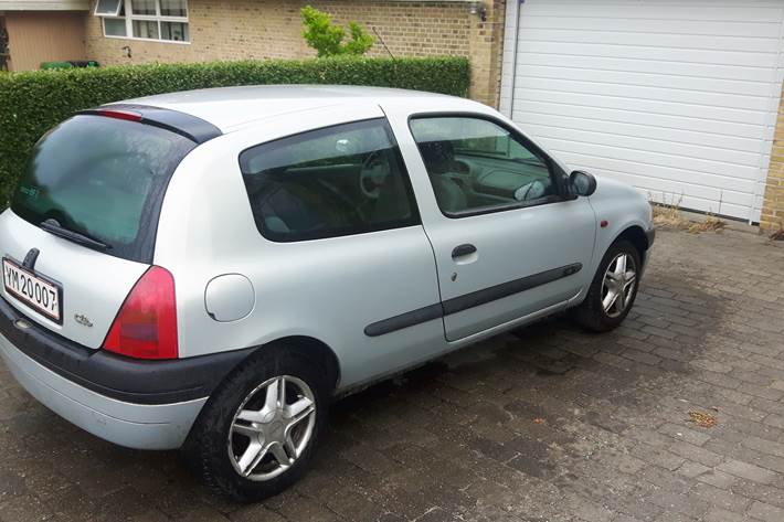 Grå Renault Clio fra 2001