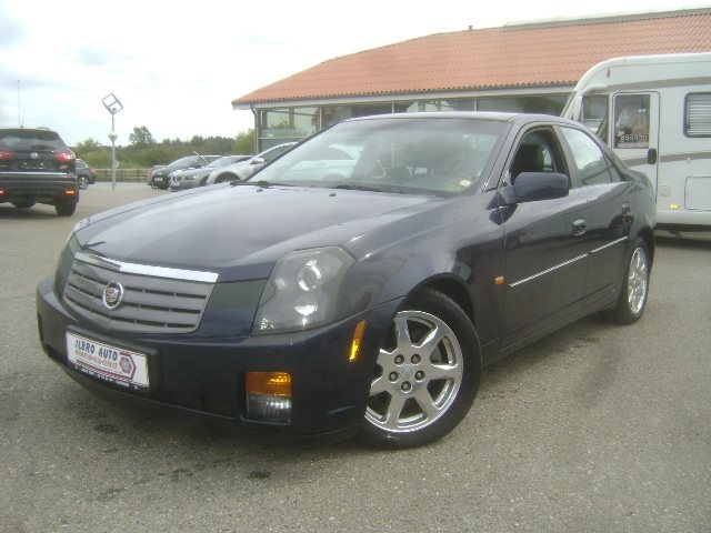 Blå Cadillac CTS fra 2004
