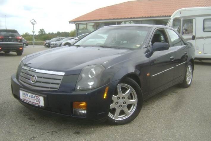 Blå Cadillac CTS fra 2004