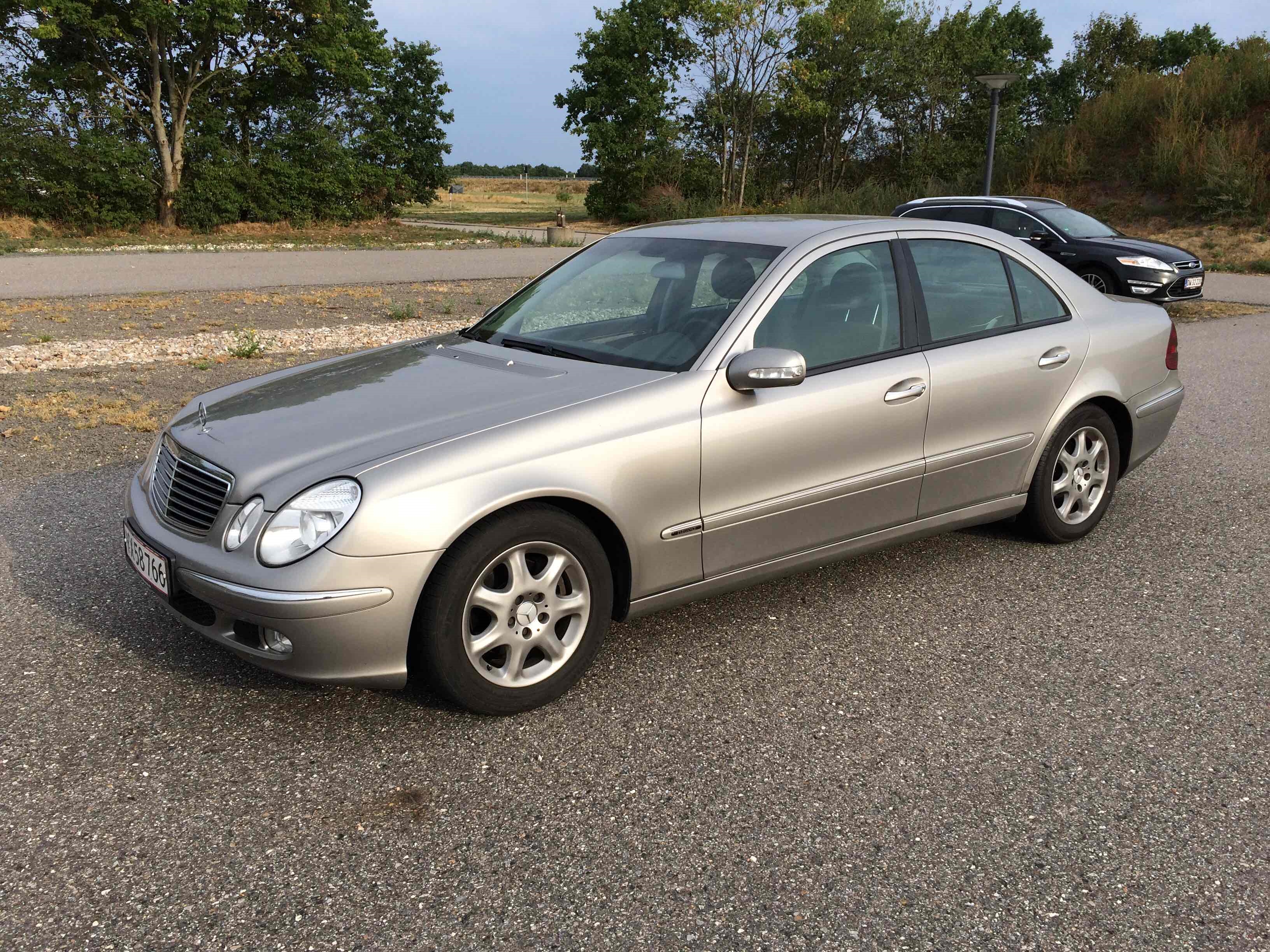 Grå Mercedes E220 fra 2005