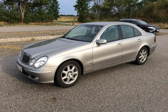 Grå Mercedes E220 fra 2005