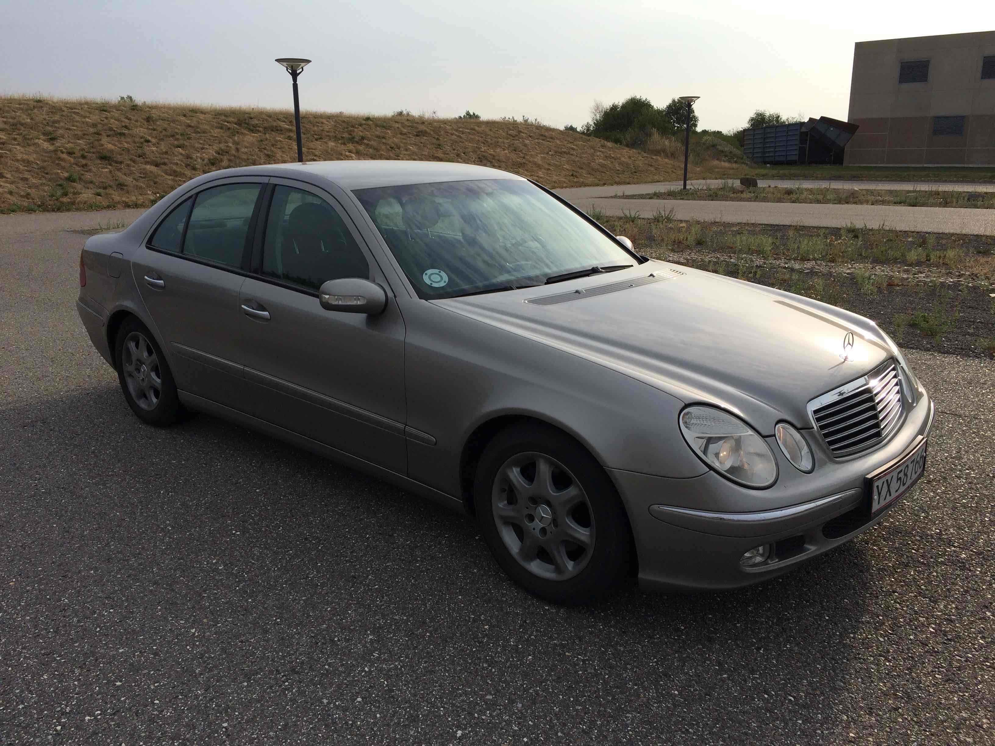 Grå Mercedes E220 fra 2005