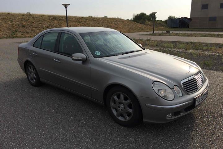 Grå Mercedes E220 fra 2005