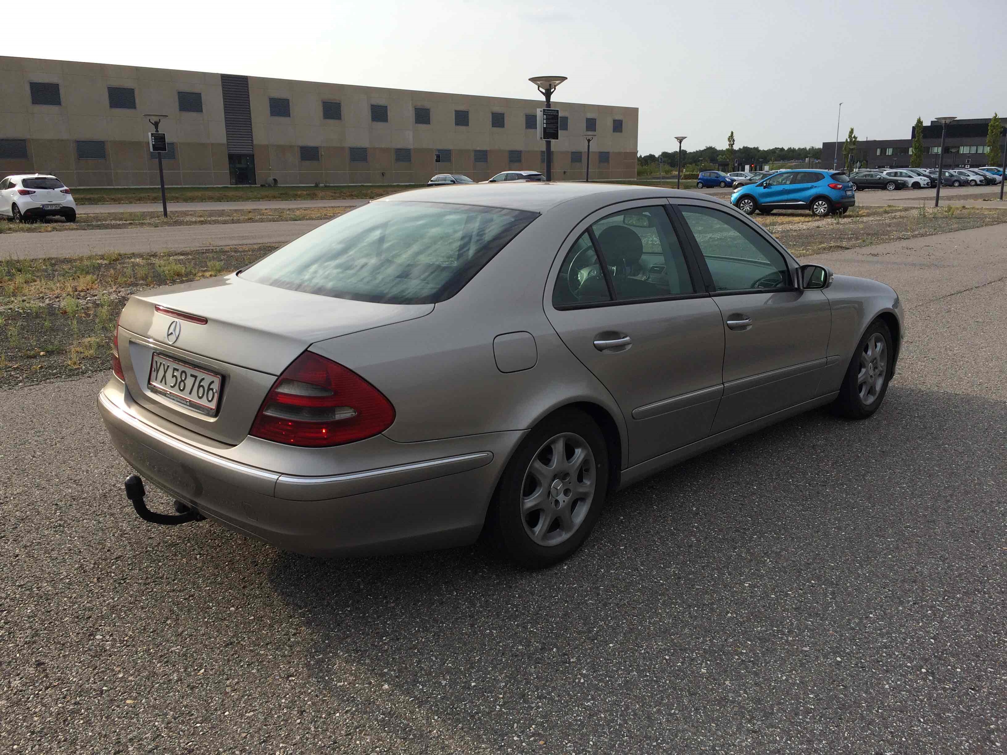 Grå Mercedes E220 fra 2005