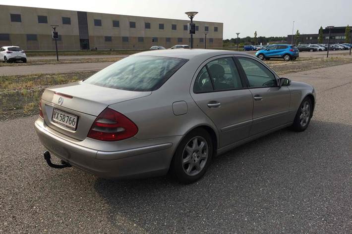 Grå Mercedes E220 fra 2005
