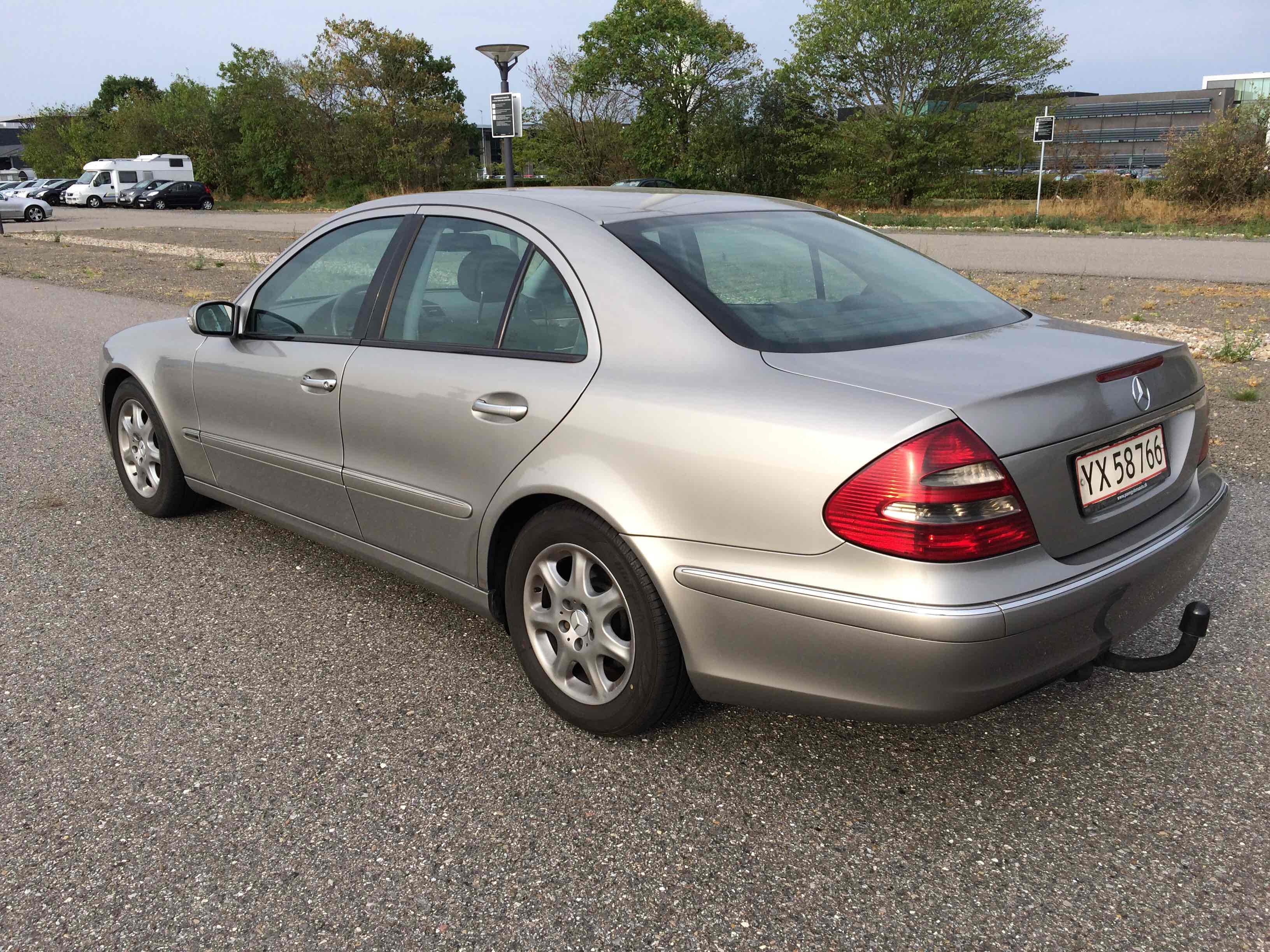 Grå Mercedes E220 fra 2005