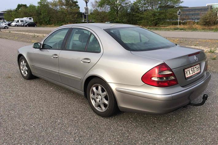 Grå Mercedes E220 fra 2005
