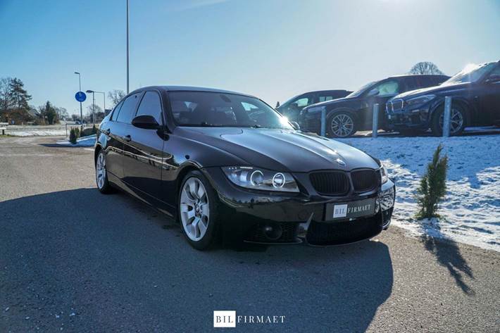 Sort BMW 335i fra 2008 set udefra