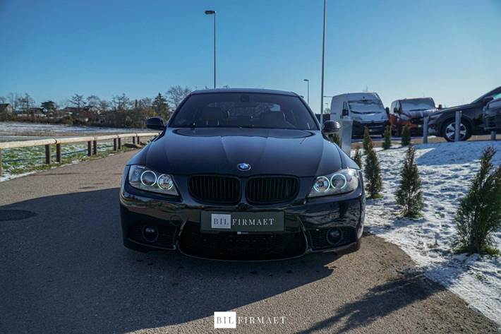 Sort BMW 335i fra 2008 set udefra