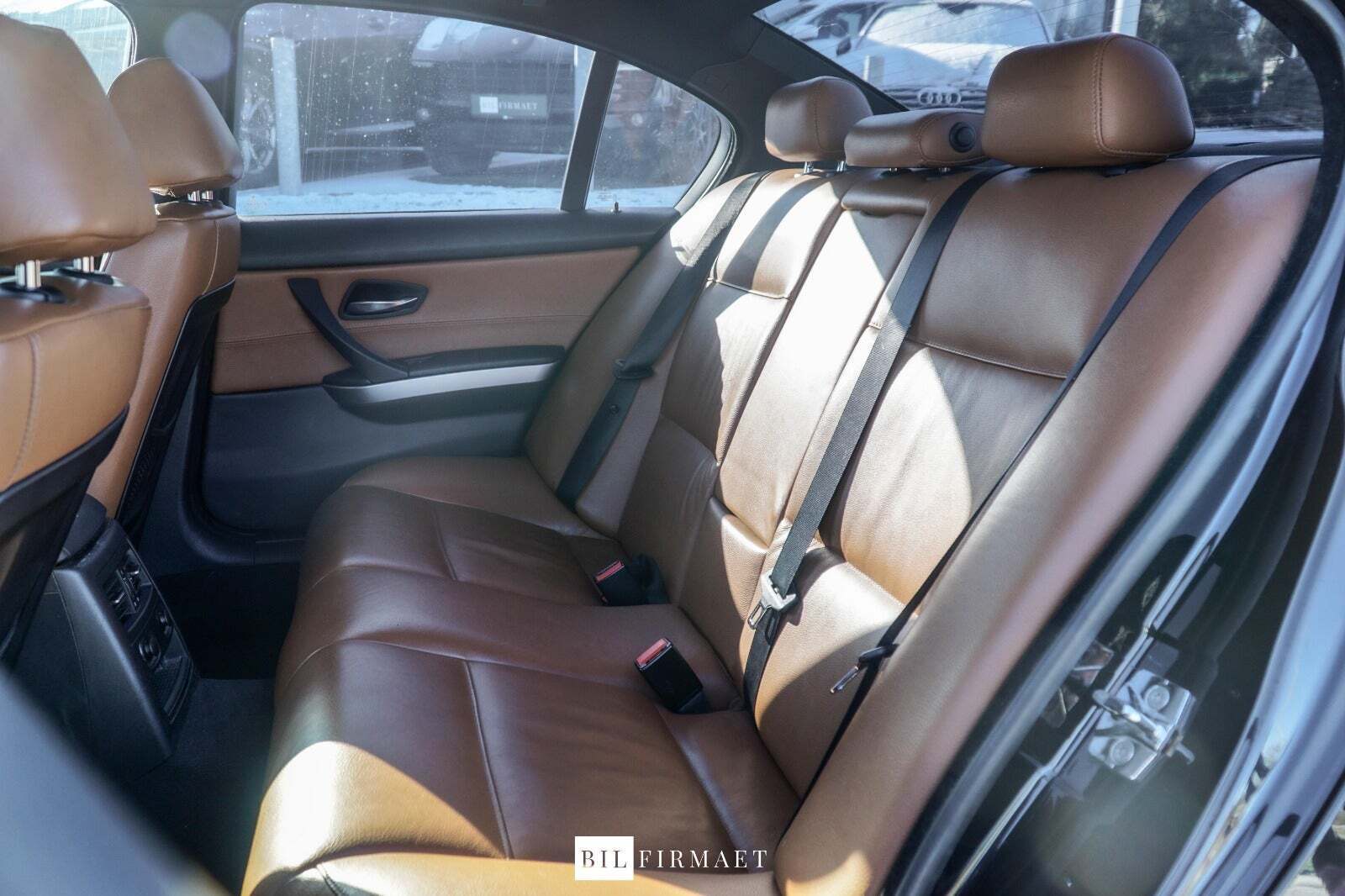 Sort BMW 335i fra 2008 set indefra