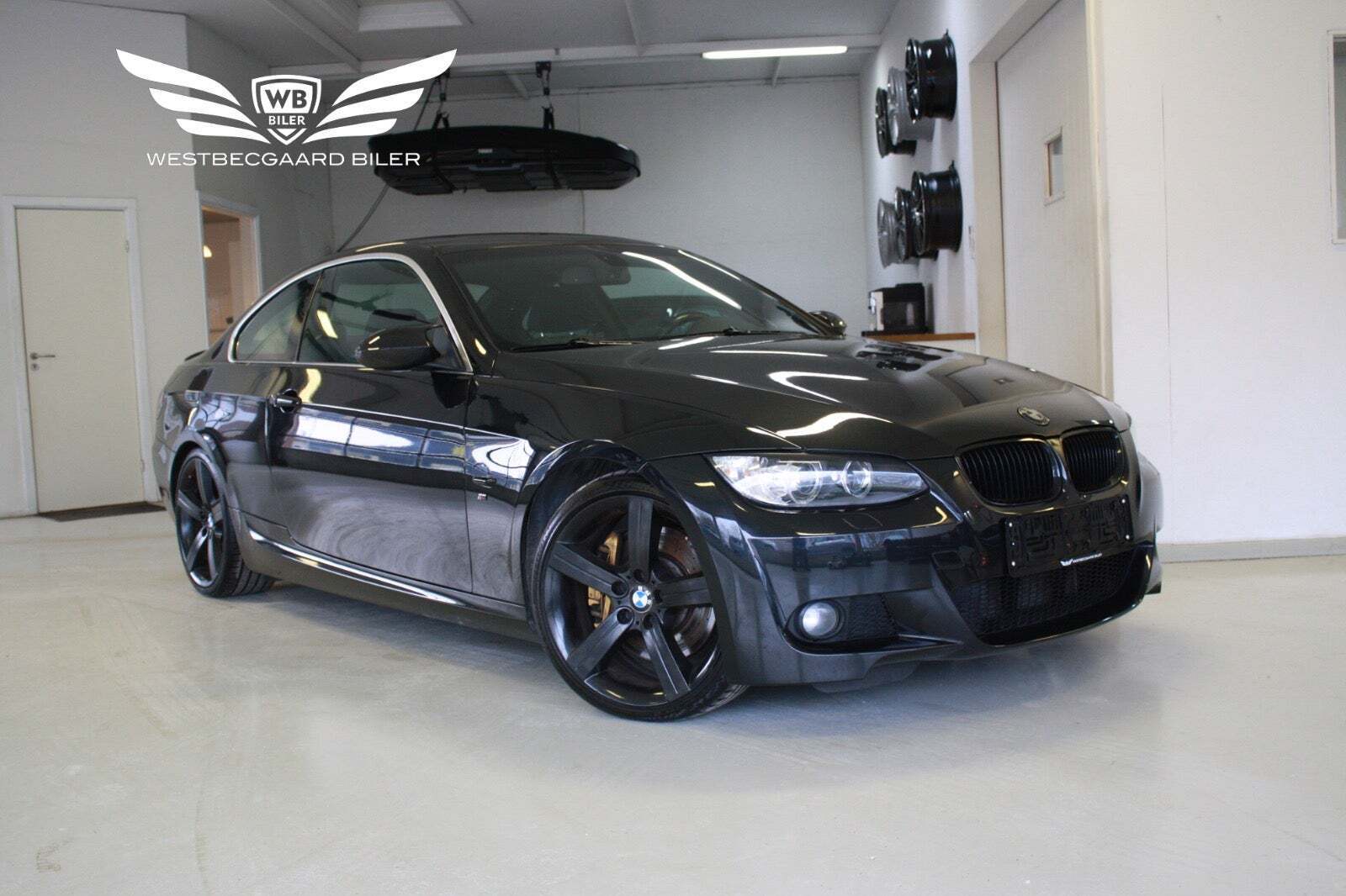 Sort BMW 335i fra 2010 set udefra