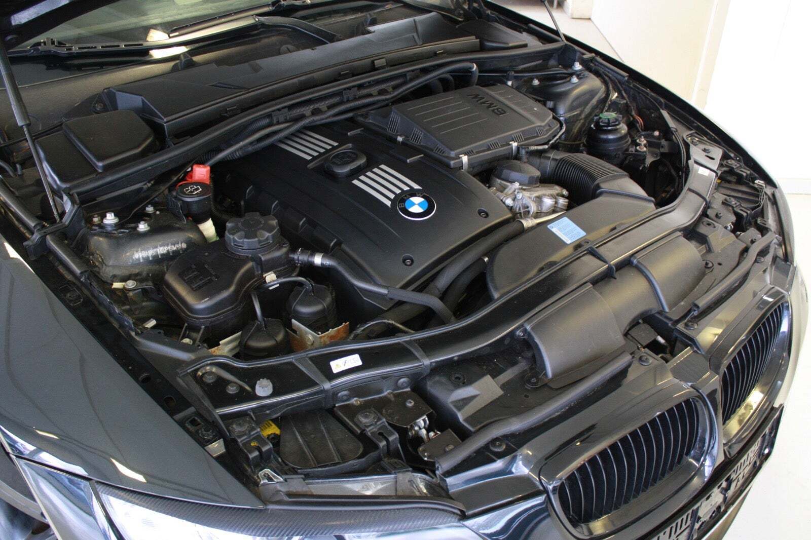 Sort BMW 335i fra 2010