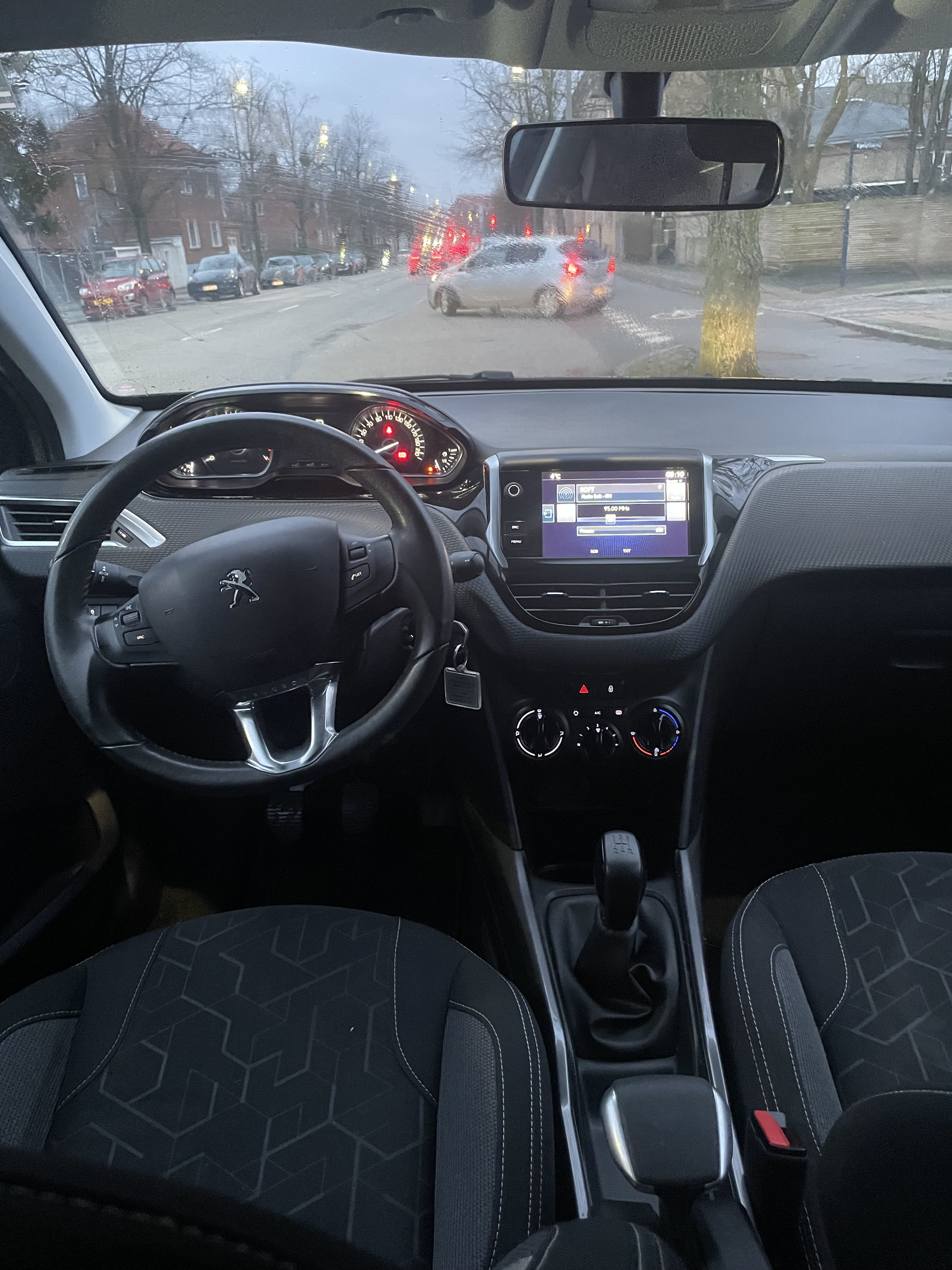 Sort Peugeot 2008 fra 2016