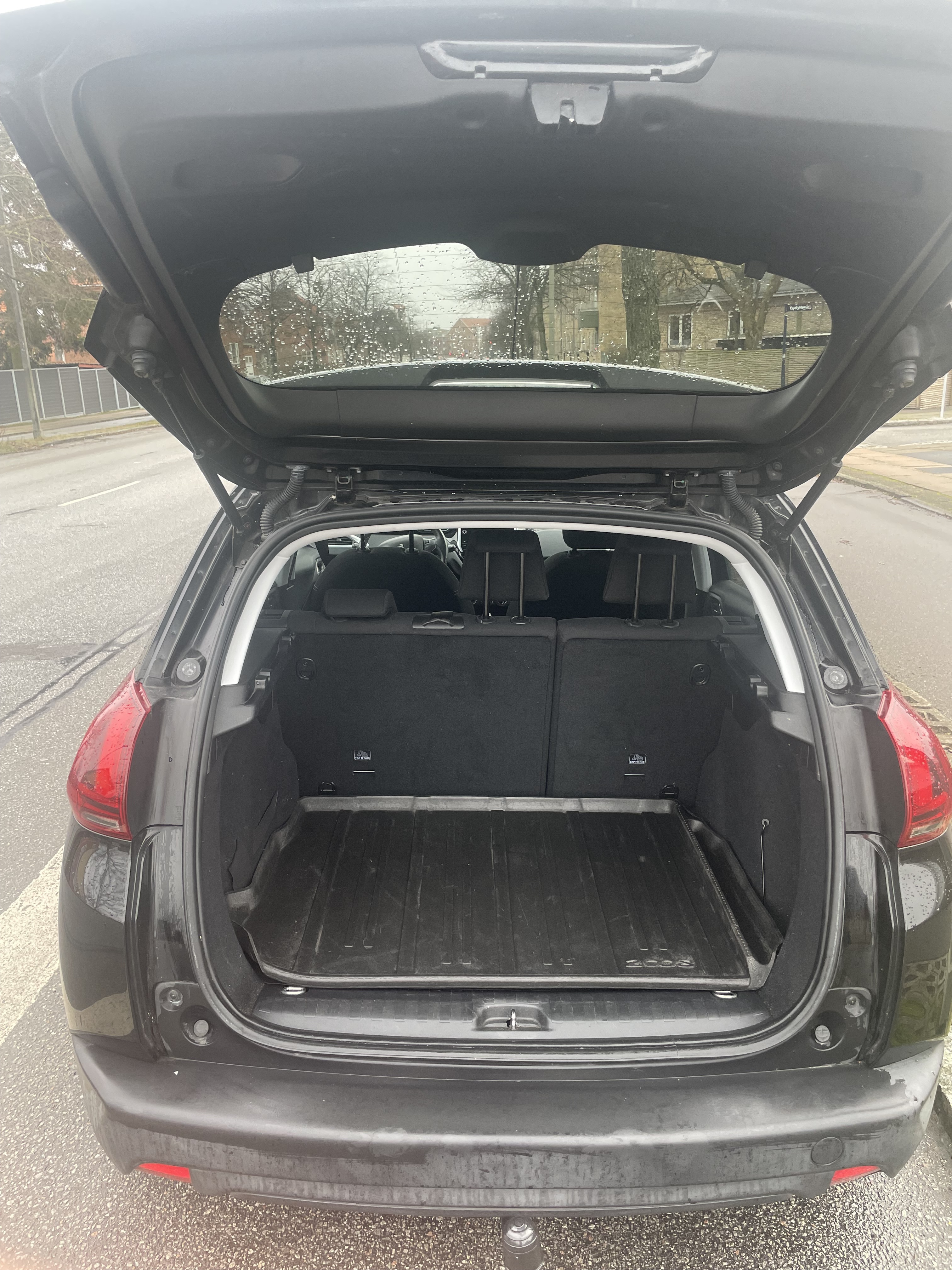Sort Peugeot 2008 fra 2016