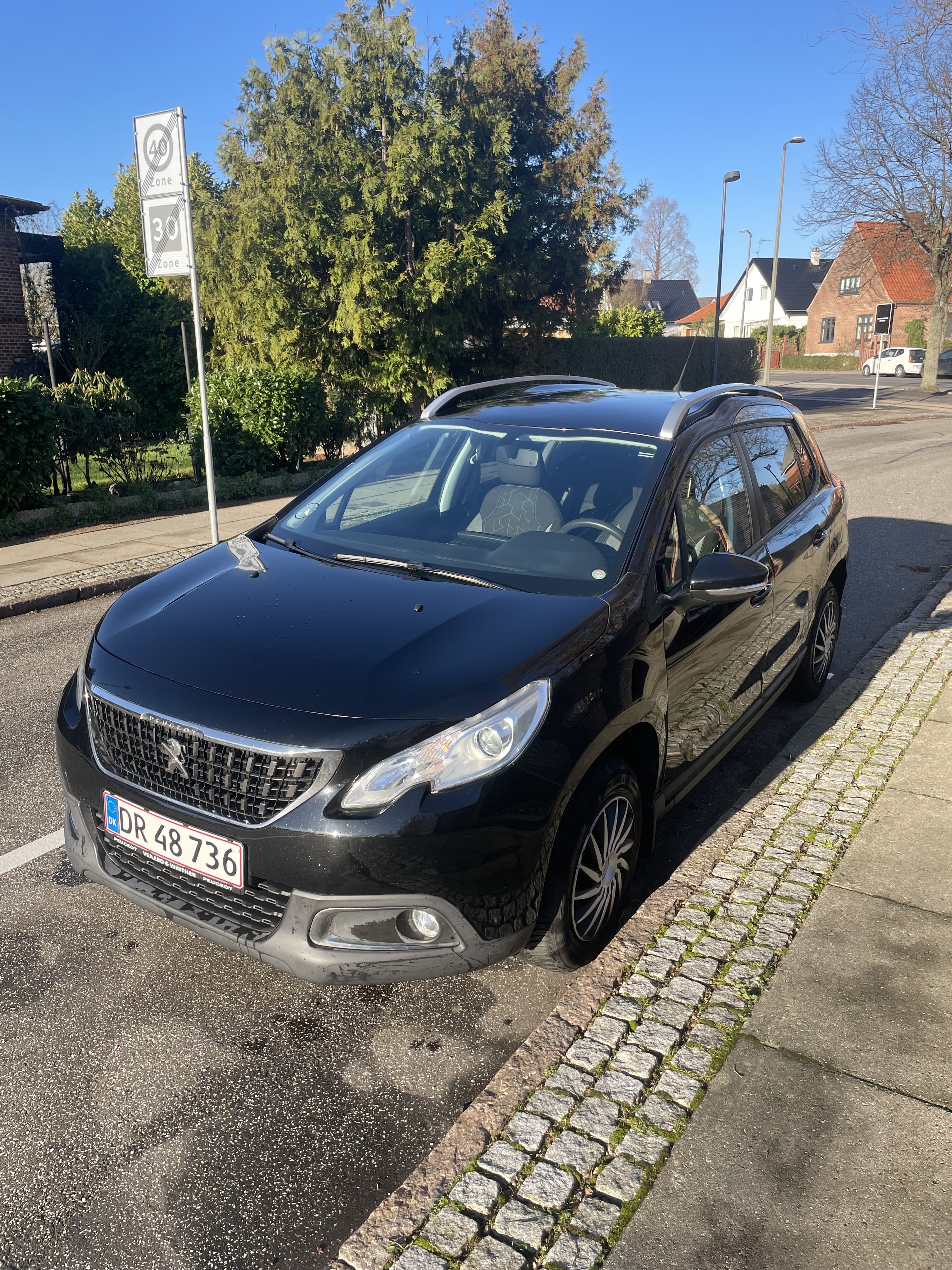 Sort Peugeot 2008 fra 2016