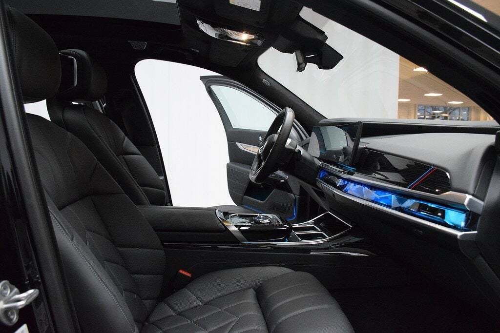 Sort BMW i7 fra 2023