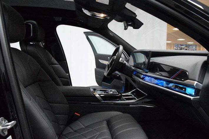 Sort BMW i7 fra 2023