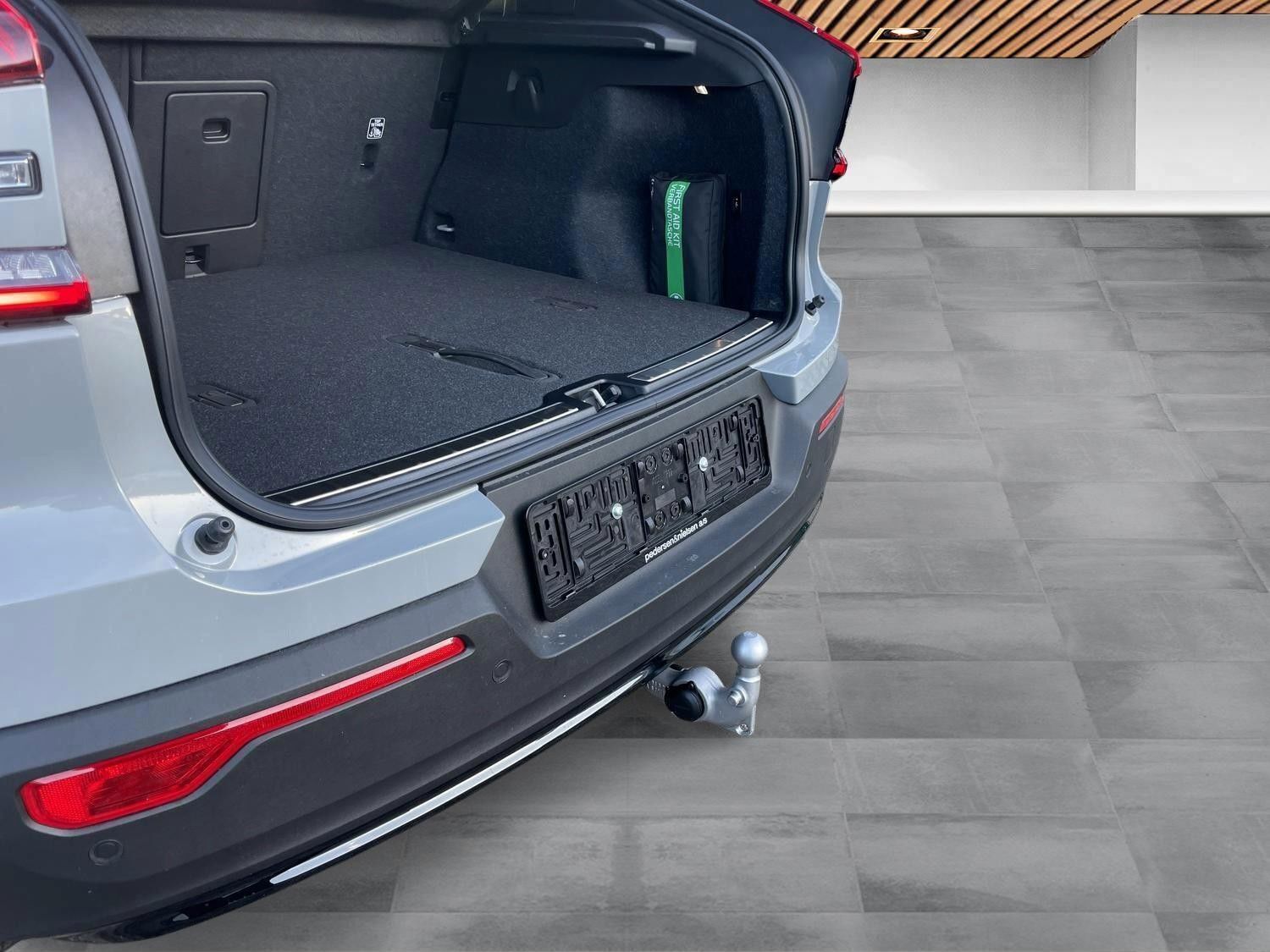 Grå Volvo EC40 fra 2025