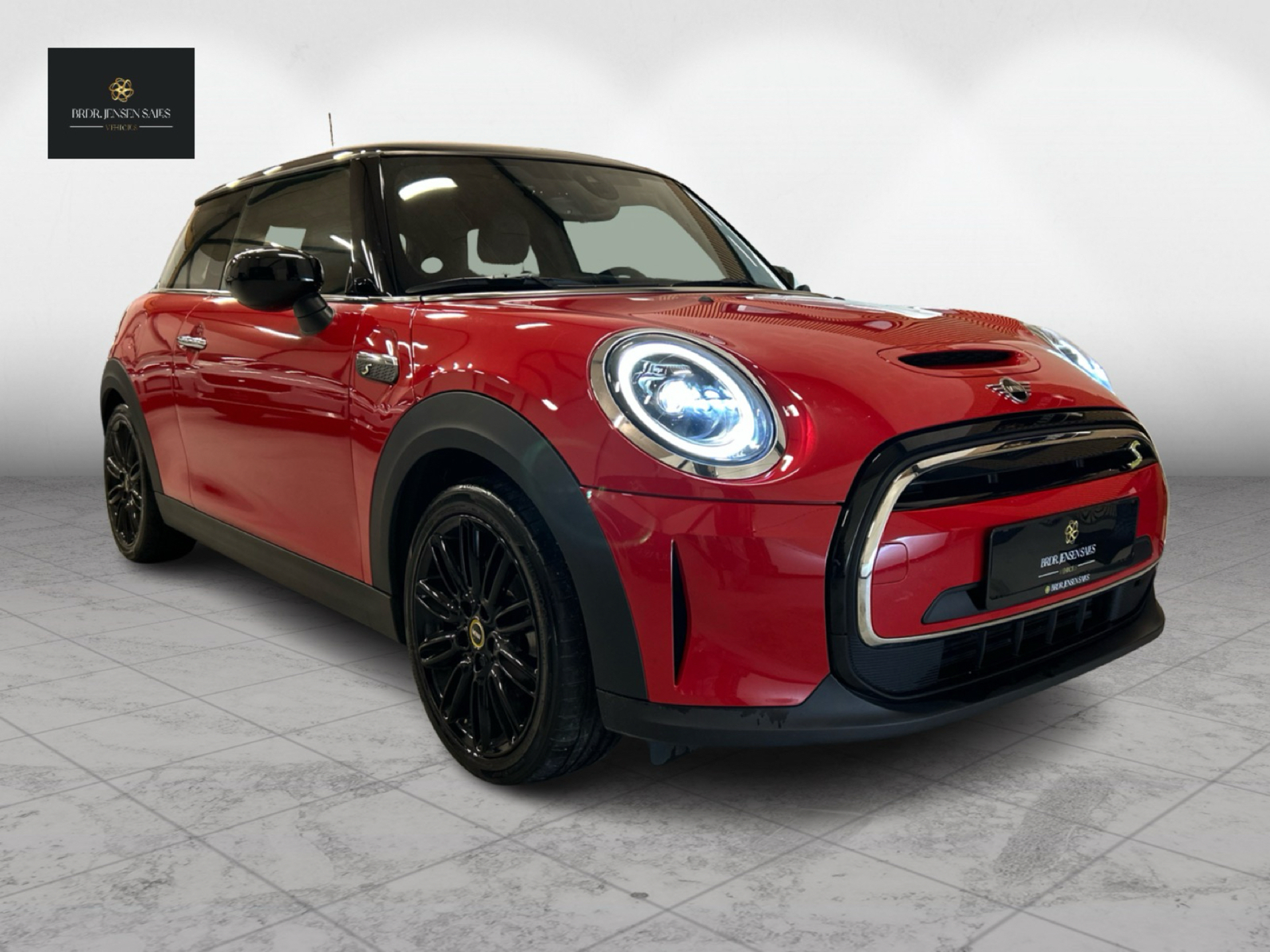 Rød Mini Cooper fra 2021 set udefra