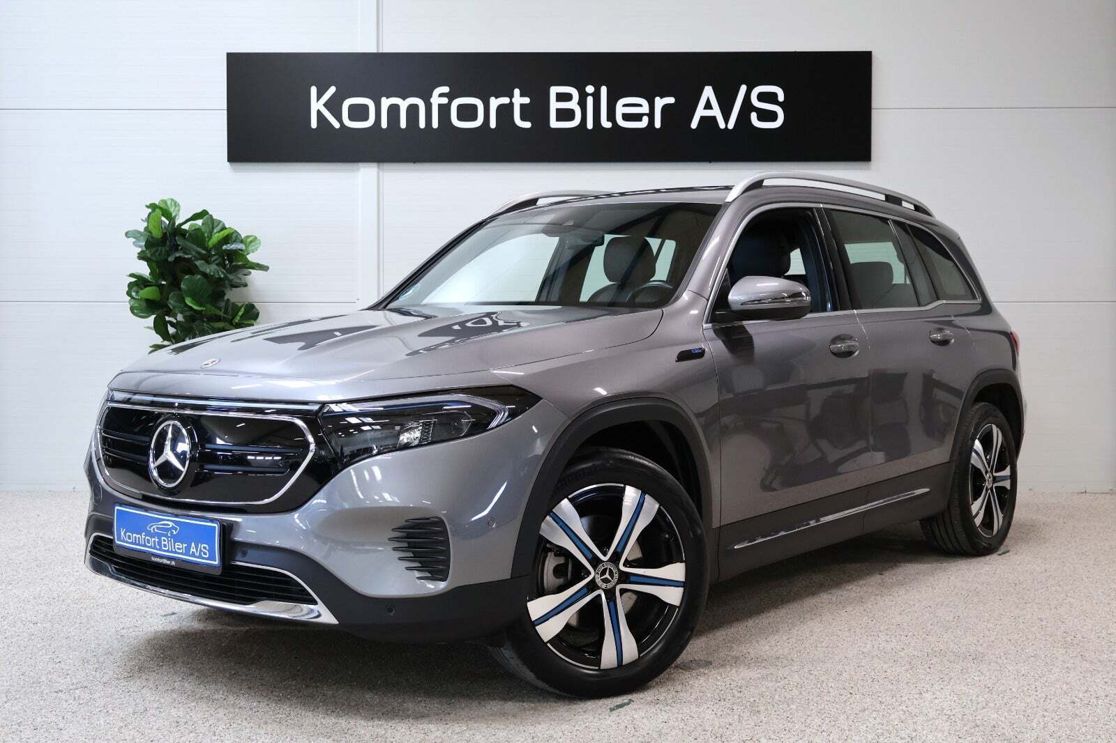 Grå Mercedes EQB300 fra 2022 set udefra