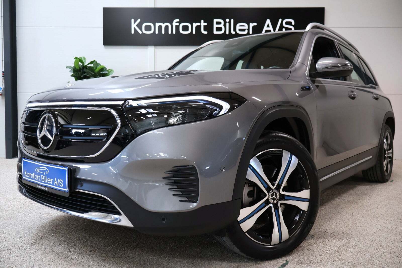Grå Mercedes EQB300 fra 2022