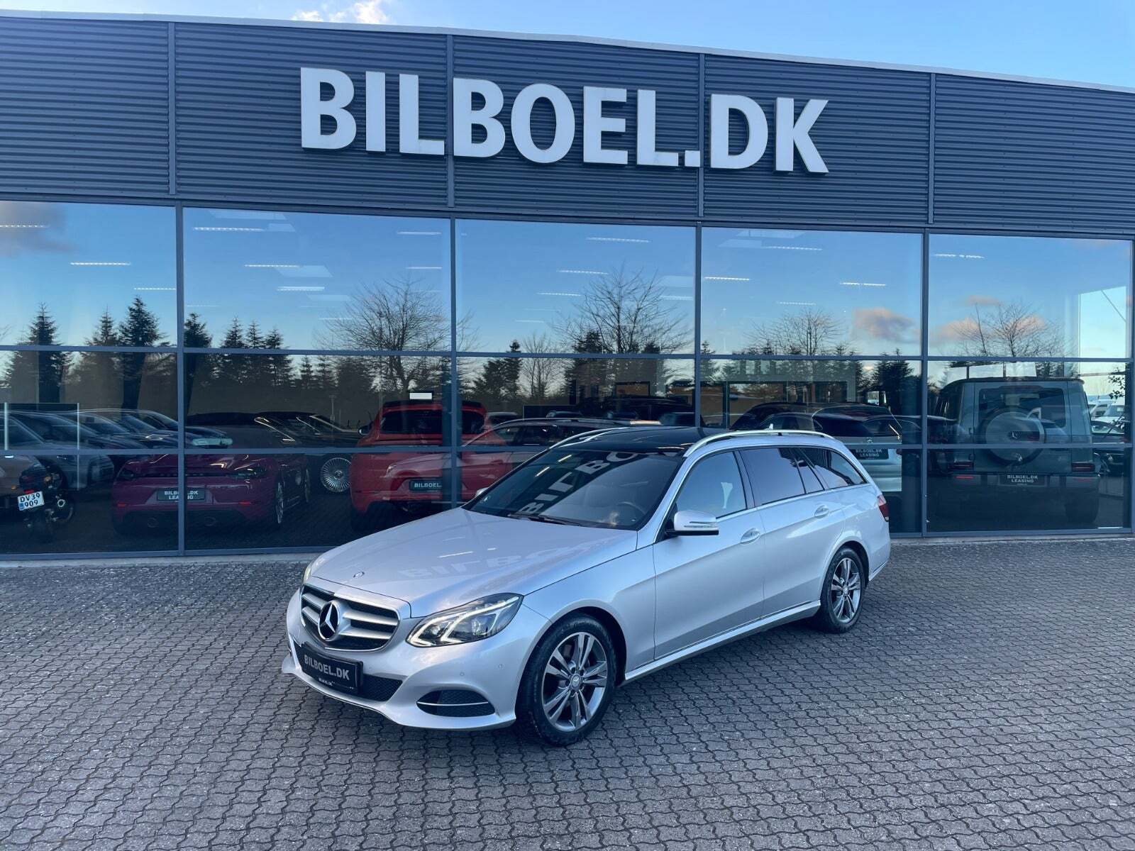 Sølv Mercedes E350 fra 2014 set udefra