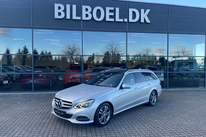 Sølv Mercedes E350 fra 2014 set udefra