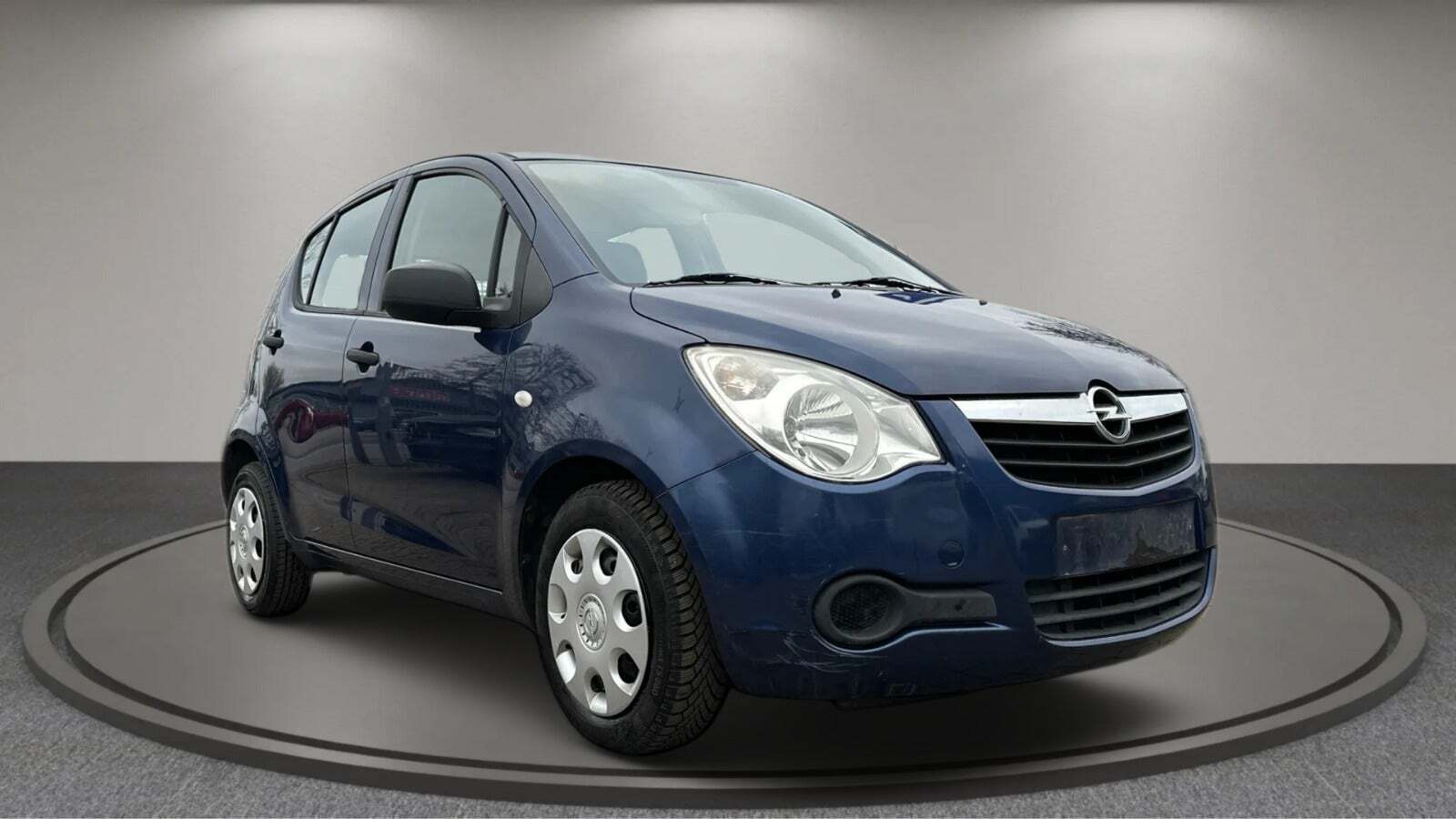Blå Opel Agila fra 2009 set udefra
