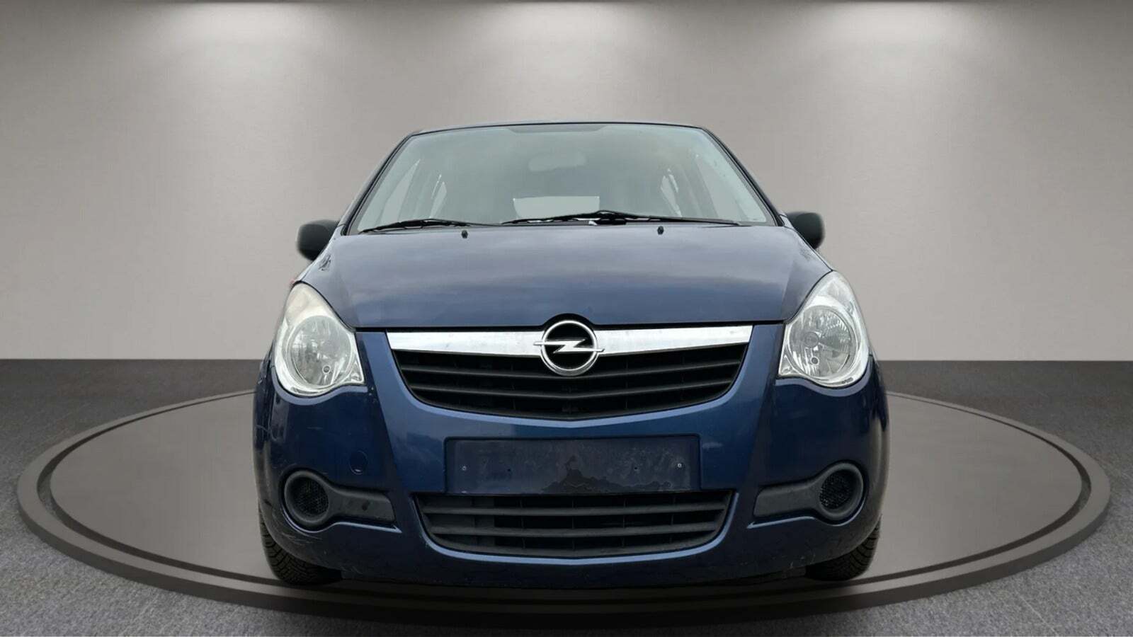 Blå Opel Agila fra 2009 set udefra