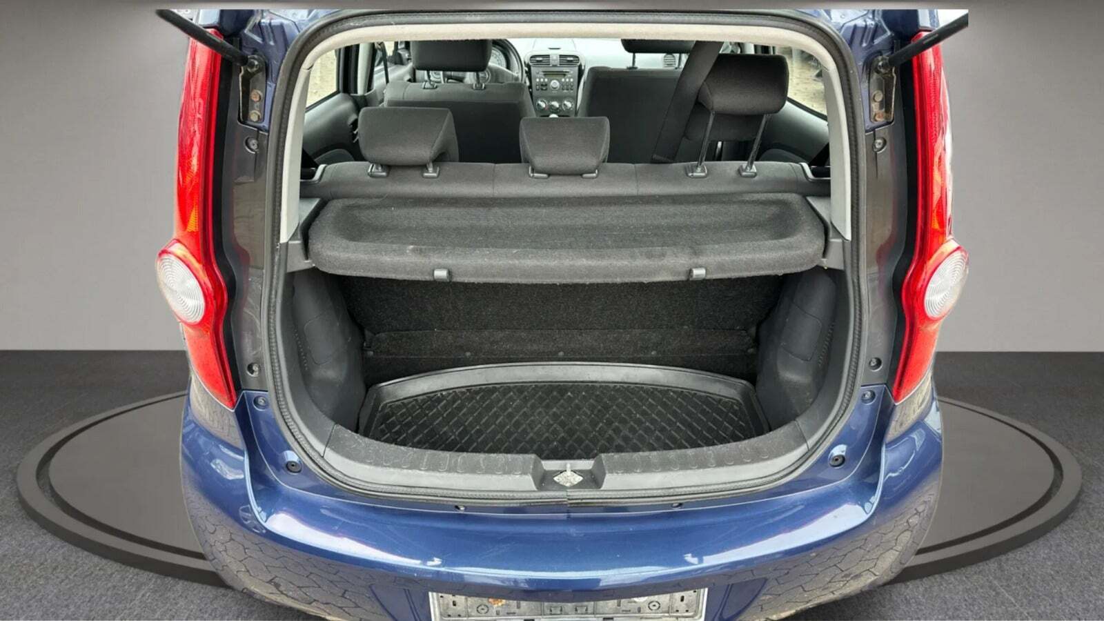 Blå Opel Agila fra 2009 set indefra