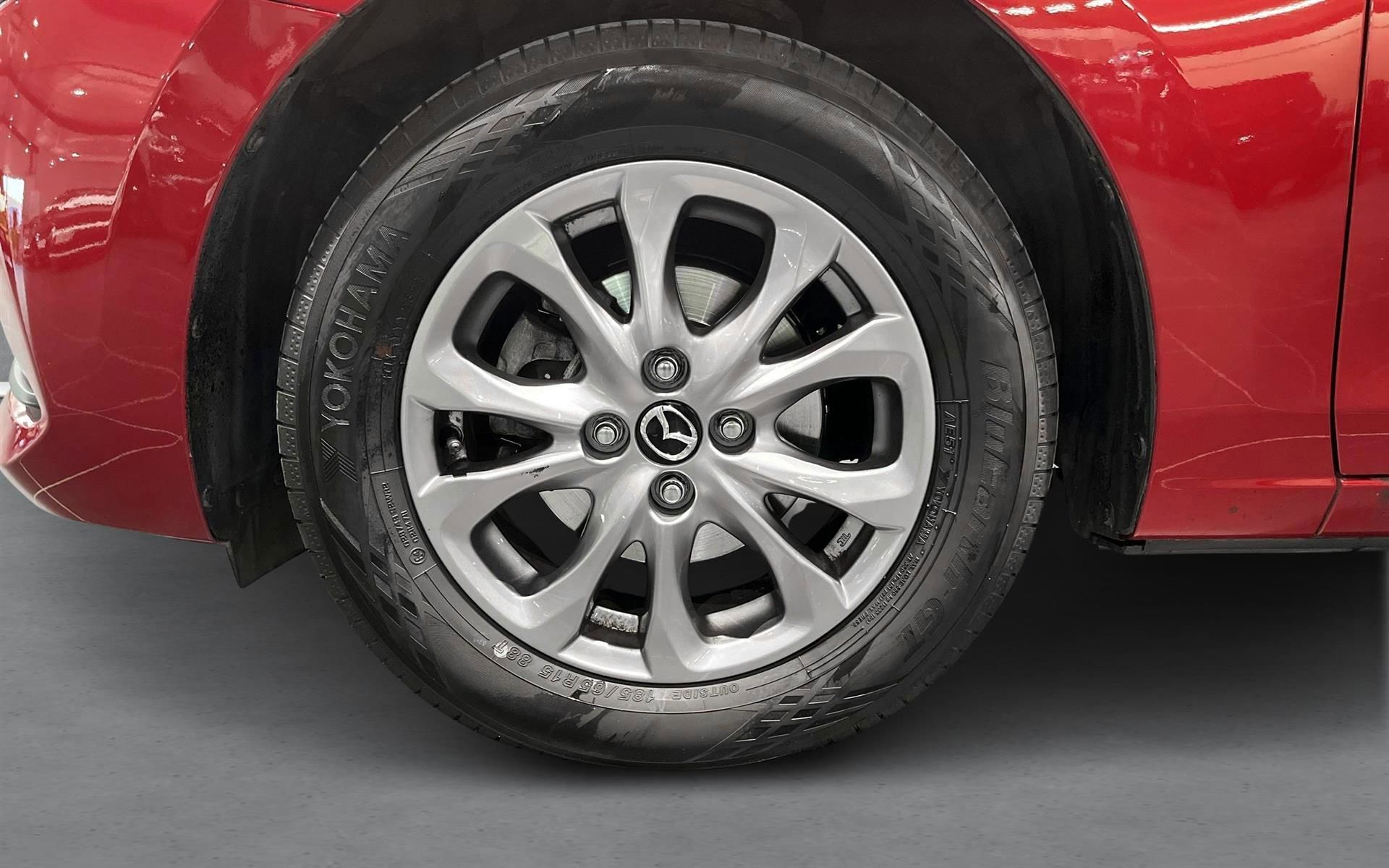 Rød Mazda 2 fra 2022