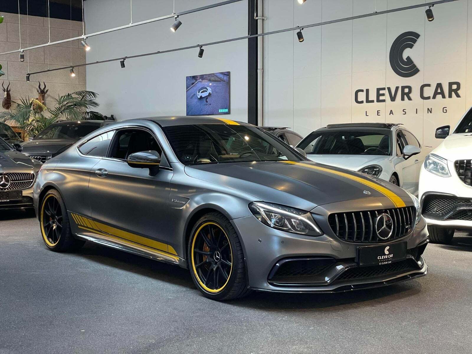 Grå Mercedes C63 fra 2017 set udefra