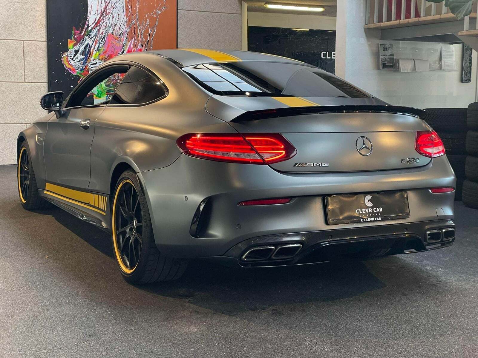 Grå Mercedes C63 fra 2017