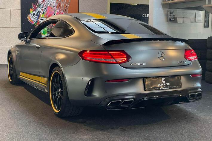 Grå Mercedes C63 fra 2017