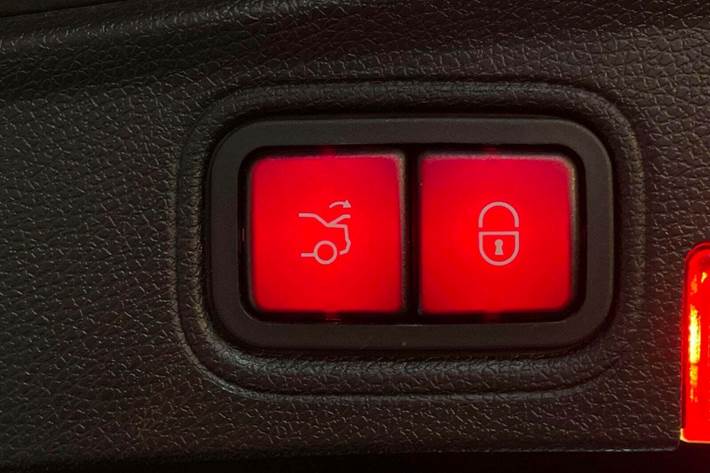 Grå Mercedes C63 fra 2017