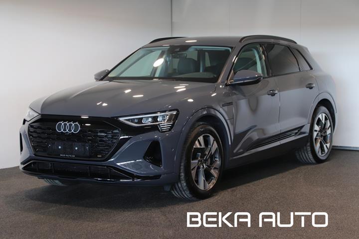 Grå Audi Q8 e-tron fra 2024 set udefra