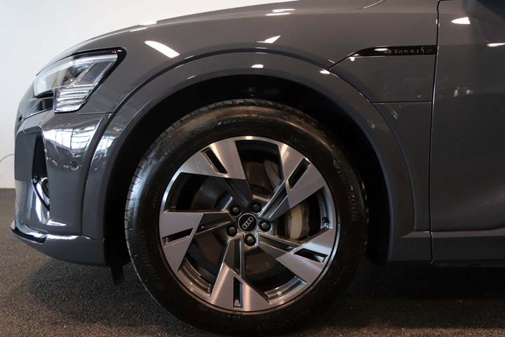 Grå Audi Q8 e-tron fra 2024