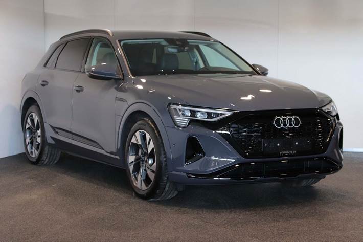 Grå Audi Q8 e-tron fra 2024 set udefra