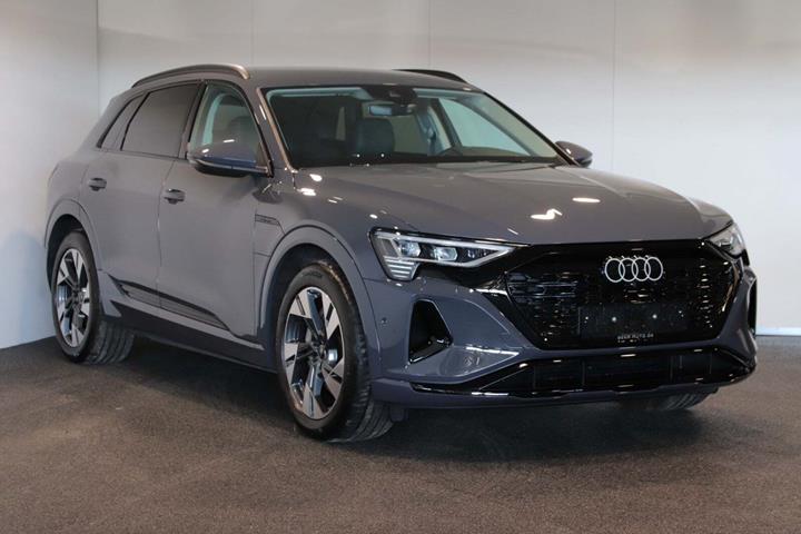 Grå Audi Q8 e-tron fra 2024