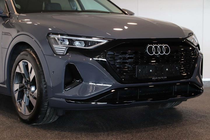 Grå Audi Q8 e-tron fra 2024