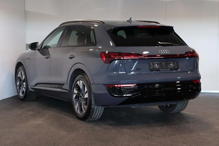 Grå Audi Q8 e-tron fra 2024