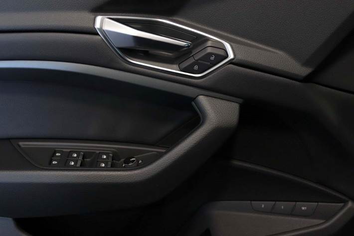 Grå Audi Q8 e-tron fra 2024