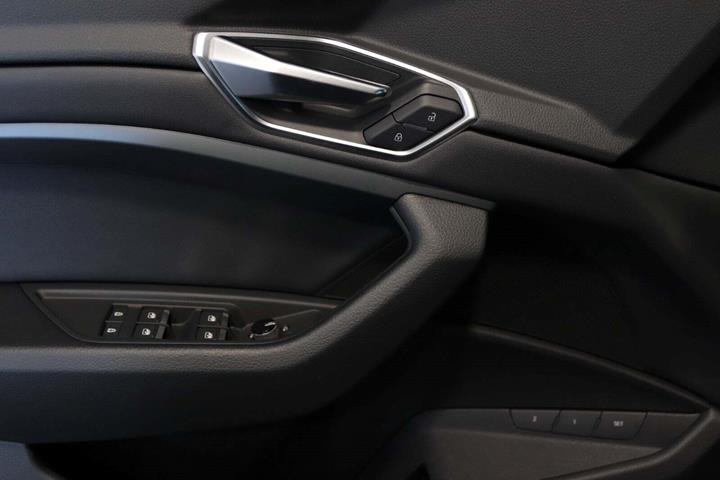 Grå Audi Q8 e-tron fra 2024