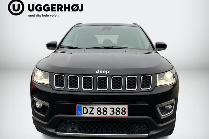 Sort Jeep Compass fra 2021 set udefra